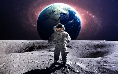 Tuinposter Dappere astronaut op de ruimtewandeling op de maan. Deze afbeeldingselementen geleverd door NASA. © Vadimsadovski