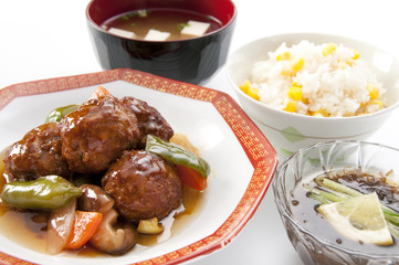 肉団子の甘酢あんかけととうもろこしご飯、味噌汁ともずく酢