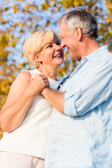 Senior Frau und Mann, ein Paar, umarmen sich verliebt