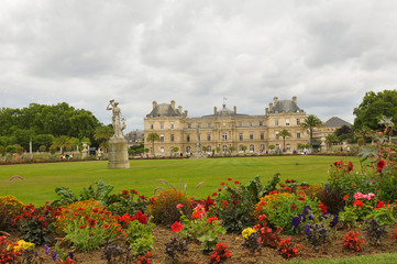 Fototapeta na wymiar Luxembourg Garden (Jardin du Luxembourg) in Paris, France