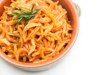 Malloreddus alla campidanese, tipica pasta della Sardegna con salsiccia e pomodoro