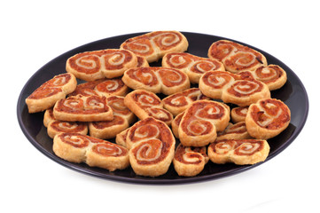 Amuse-bouches au bacon en forme de gâteau palmier dans un plat