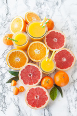 Naklejka na ściany i meble Saft mit frischen Zitrusfruechten
