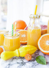Saft mit frischen Zitrusfruechten