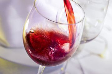 Rotwein eingießen Rotweinglas