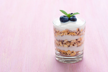 Gesundes Frühstück mit Joghurt - Textfreiraum