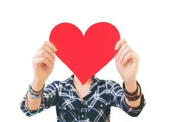 Cuore rosso cartoncino in mano ragazza