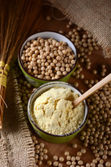 farina di soia nella ciotola