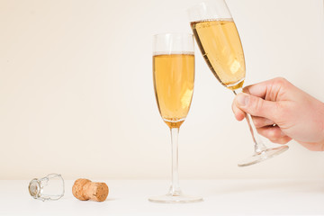 Volle champagneglazen waarvan 1 wordt weggepakt en proost