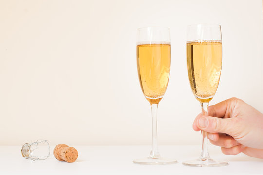 Volle champagneglazen waarvan 1 wordt weggepakt