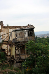 Fototapeta na wymiar Ruin / Old crumbling building in Tbilisi (Georgia)