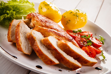Grilled chicken fillet and vegetables