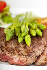 wilder Spargel auf Steak