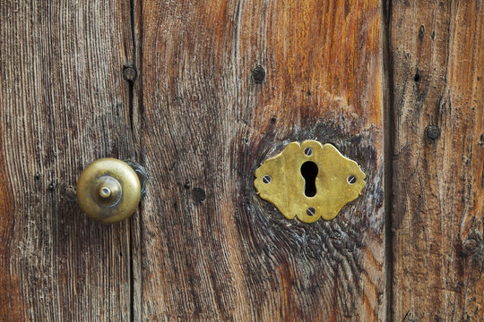 altes Schlüsselloch an einer Tür