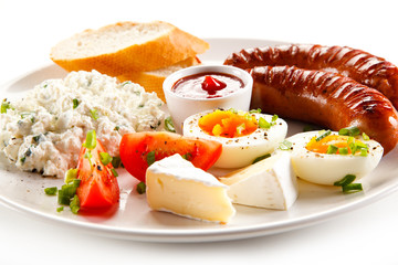 Breakfast - boiled egg, fried sausages, cottage cheese and vegetables