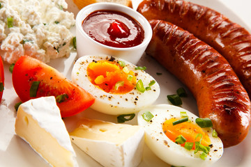 Breakfast - boiled egg, fried sausages, cottage cheese and vegetables