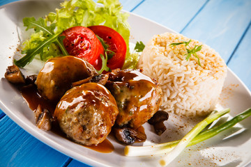 Roasted meatballs, rice and vegetables