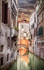 Fototapete Kanal Enger Kanal in Venedig am Abend