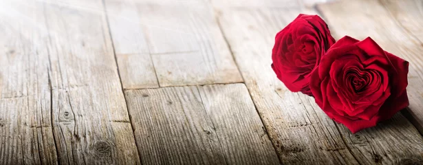 Foto op Canvas Valentijnskaart - Zonlicht op twee verliefde rozen © Romolo Tavani