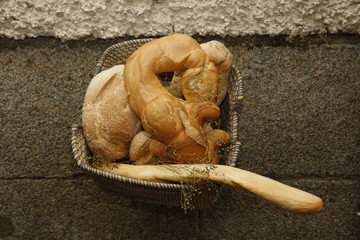 Pan artesanal sobre pared de piedra.