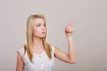 Obraz premium woman showing copy space pointing with finger