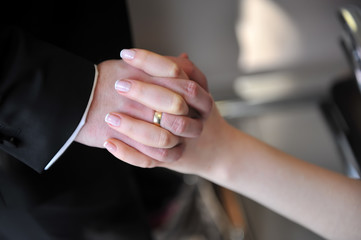 Fototapeta premium El ele tutuşan çift