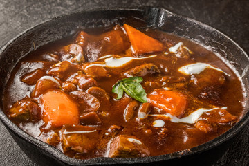 鉄鍋でビーフシチュー　 dish that beef stew is delicious