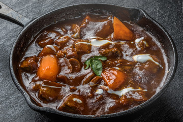 鉄鍋でビーフシチュー　 dish that beef stew is delicious