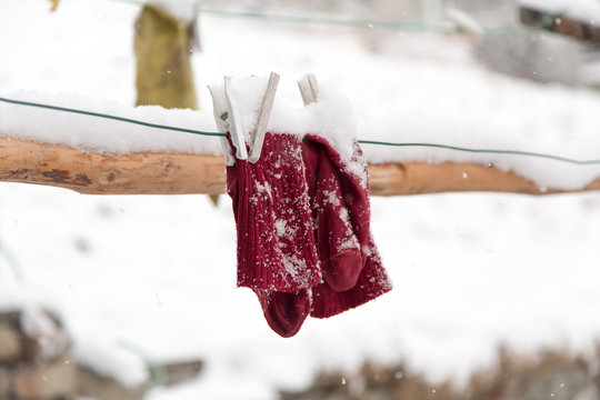 calzini appesi all'aperto in inverno 