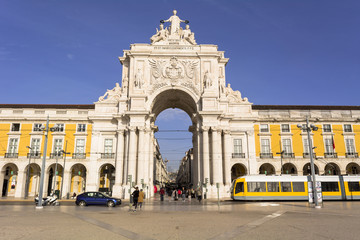リスボン市内のコメルシオ広場と路面電車