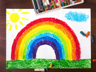 kolorowy dziecięcy rysunek przedstawiający tęczę