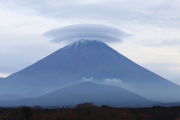 Fototapeta premium 富士山と笠雲