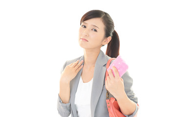 汗を拭く女性