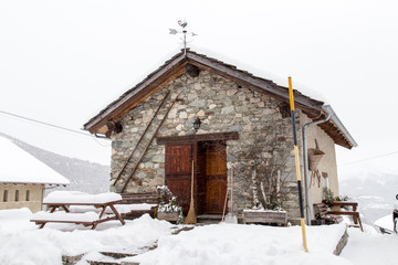 Case e strade di montagna in inverno - Italia