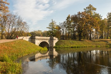 Obraz premium View of Karpin Bridge and pond in Palace park of Gatchina 