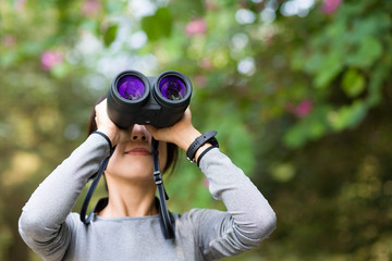 Woman use of the binoculars