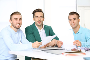 Obraz premium Young business men at the meeting in a conference room