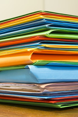 Pila di cartelline con documenti d'archivio in ufficio