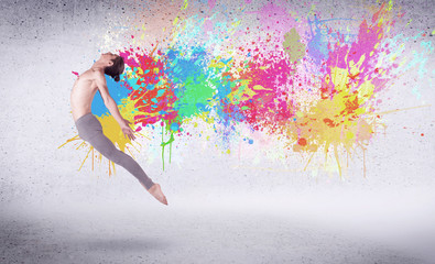 Obraz premium Modern street dancer jumping with colorful paint splashes