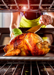 Naklejka premium Cooking chicken in the oven at home.