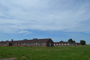 Obraz premium Modern agricultural barracks in a meadow
