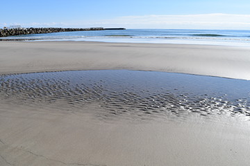 砂浜の水たまり