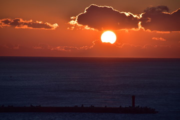日の出の海