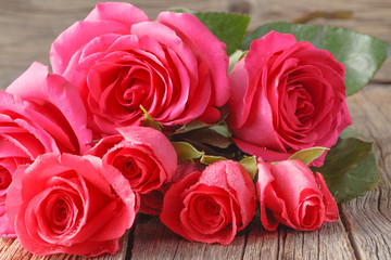 Obraz na płótnie Canvas Roses bouquet on rustic wooden table