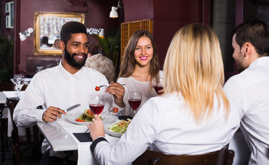 Obraz premium middle class people enjoying food