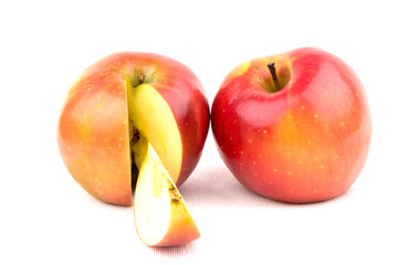 свежие яблоки на белом фоне в крапинку