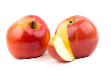 два красных яблока на белом фоне