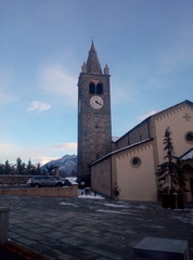 Fototapeta na wymiar Campanile della chiesa con cielo blu di sfondo