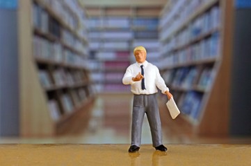 図書館の男性