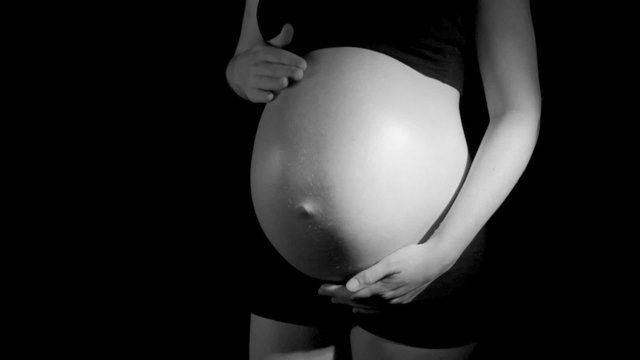 беременной мажут живот кровью. Rubbing. Pregnant belly shutterstock. Pregnant belly rub.